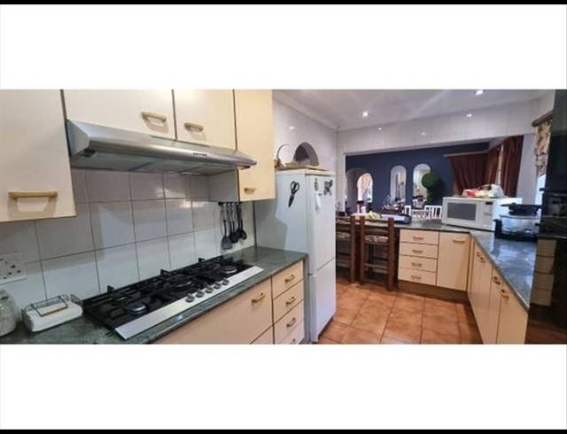 4 BEDROOM HOUSE FOR SALE IN VAN RIEBEECK PARK